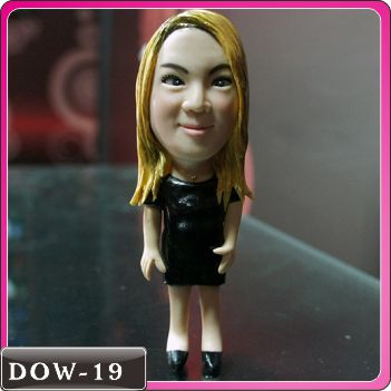 DOW-19 俏皮女生公仔